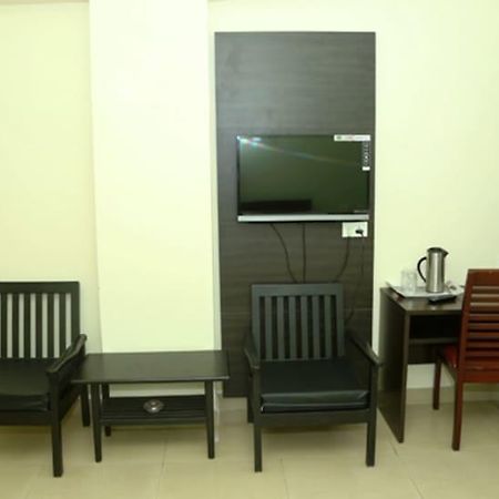 Hôtel Sri Srinivasa Residency à Kadapa Extérieur photo